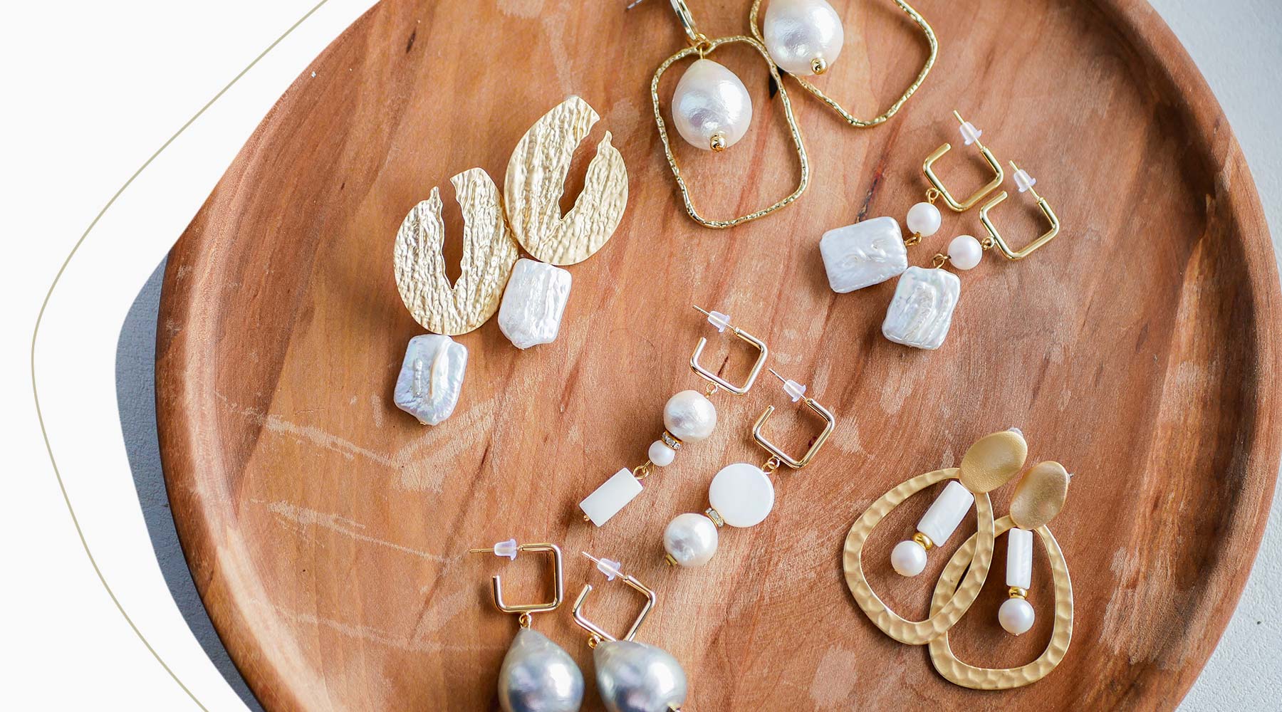 Perlenschmuck bei Goldschmiede Jaqueline. 
        Große Auswahl an Perlen Schmuck aus vielen verschiedenem Perlenarten. Egal ob Süsswasser Perlen oder Zuchtperlen - Sie finden garantiert etwas, das Ihr Outfit glänzen lässt.