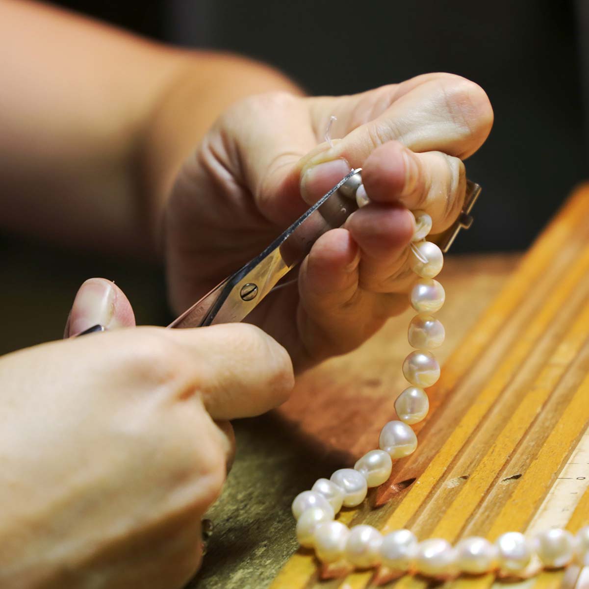 Perlenkette knüpfen bei Goldschmiede Jaqueline