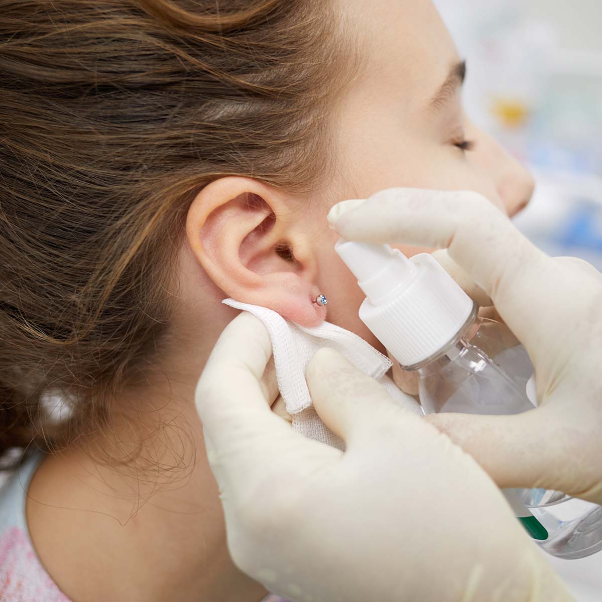 Ohrlochstechen bei Goldschmiede Jaqueline