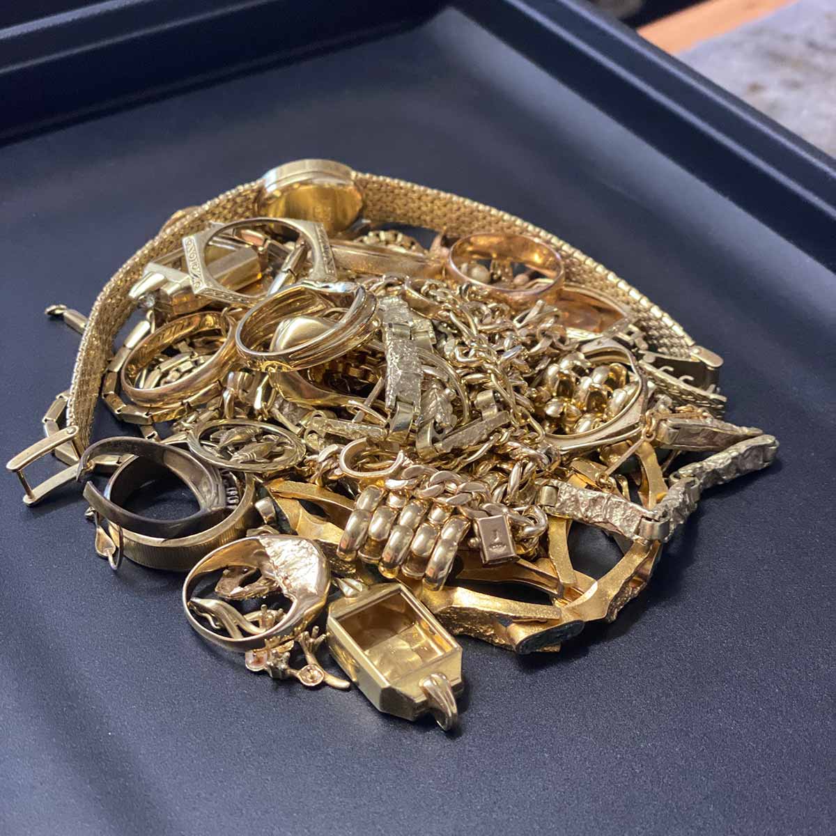 Goldschmuck Altgold Ankauf Goldankauf bei Goldschmiede Jaqueline in Esslingen.